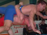 Heiko Heinemann lsst sich bei diesem Wurf von Florian Schwalbe nicht drehen (84 kg, Klassisch). - [KLICK zum Vergrern!]