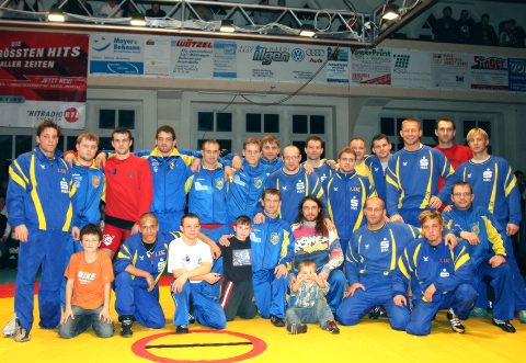 Die beiden Teams beim gemeinsamen Foto nach dem Kampf. (Klicken zum Vergrern)